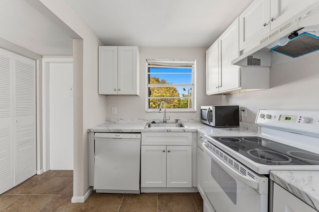 1638 Embassy Drive 208, West Palm Beach, FL 33401