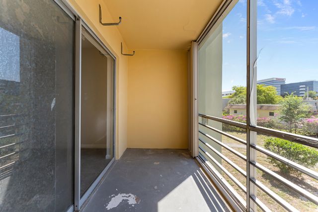 1638 Embassy Drive 208, West Palm Beach, FL 33401