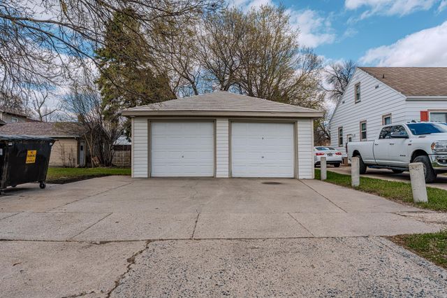 1002 5th Avenue S, Moorhead, MN 56560