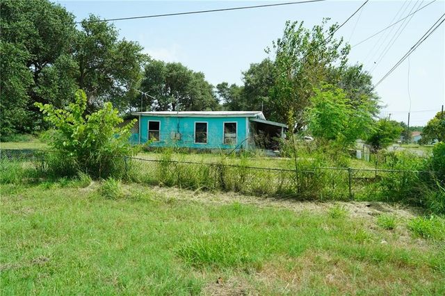 518 N Racine St, Rockport, TX 78382