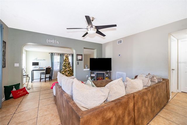 944 HALSTEAD STREET, Deltona, FL 32725