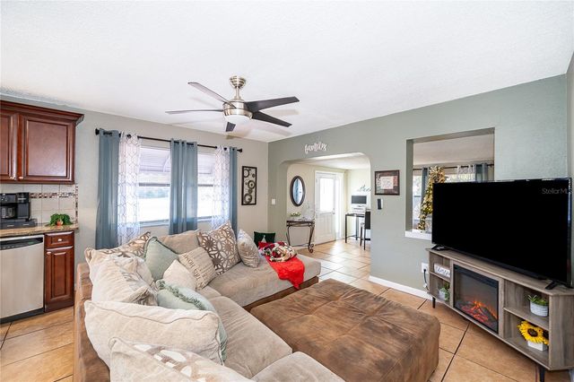 944 HALSTEAD STREET, Deltona, FL 32725