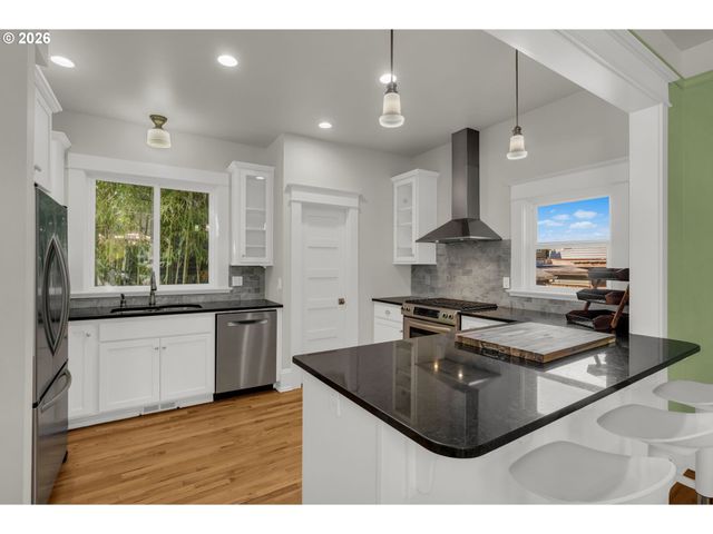 2237 Ne CLACKAMAS St, Portland, OR 97232
