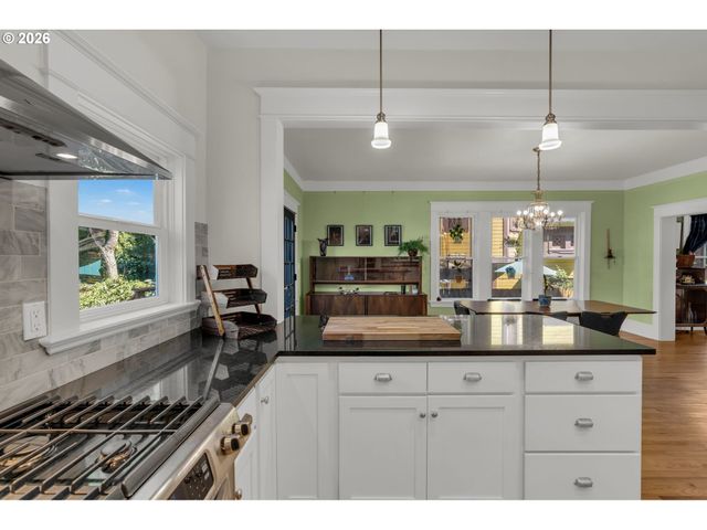 2237 Ne CLACKAMAS St, Portland, OR 97232