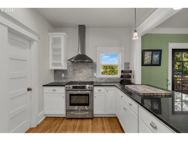 2237 Ne CLACKAMAS St, Portland, OR 97232