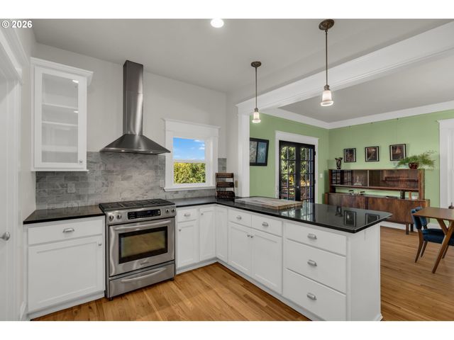 2237 Ne CLACKAMAS St, Portland, OR 97232