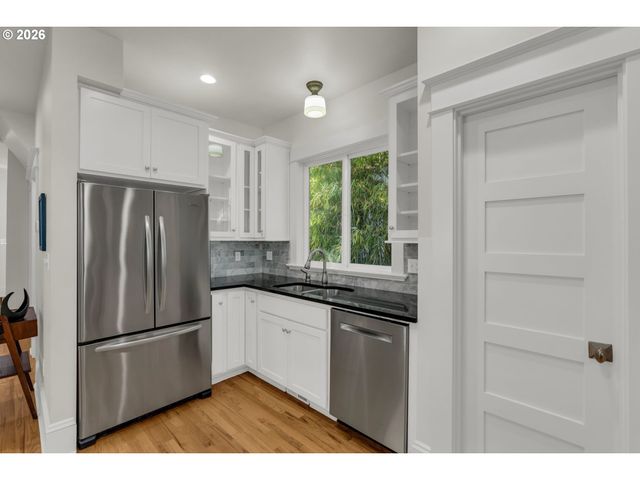 2237 Ne CLACKAMAS St, Portland, OR 97232
