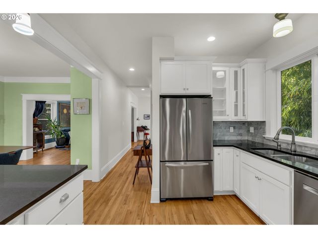 2237 Ne CLACKAMAS St, Portland, OR 97232