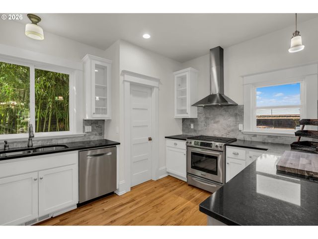 2237 Ne CLACKAMAS St, Portland, OR 97232