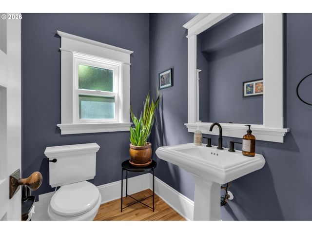 2237 Ne CLACKAMAS St, Portland, OR 97232