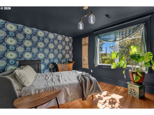 2237 Ne CLACKAMAS St, Portland, OR 97232