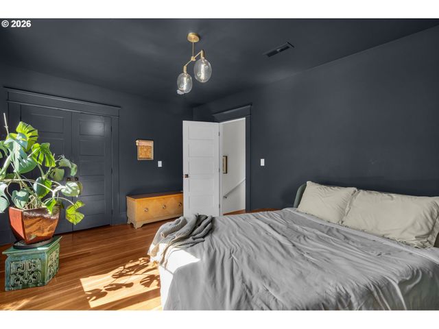 2237 Ne CLACKAMAS St, Portland, OR 97232