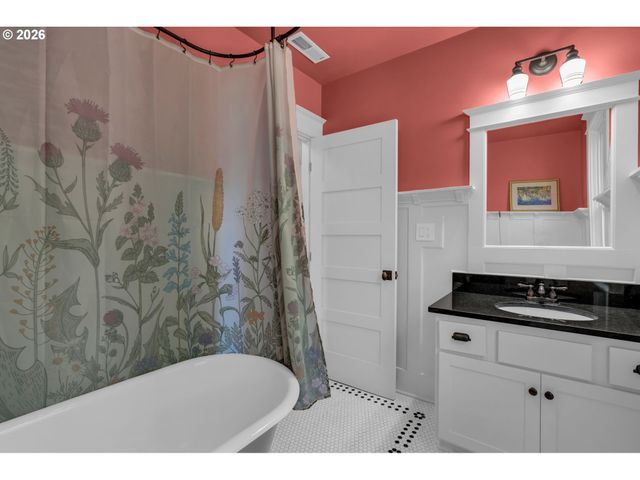 2237 Ne CLACKAMAS St, Portland, OR 97232