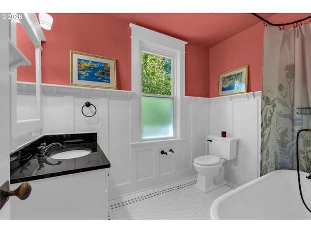 2237 Ne CLACKAMAS St, Portland, OR 97232