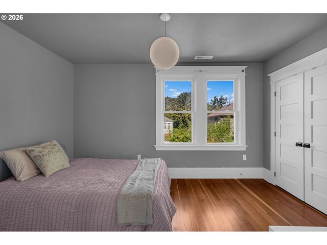 2237 Ne CLACKAMAS St, Portland, OR 97232