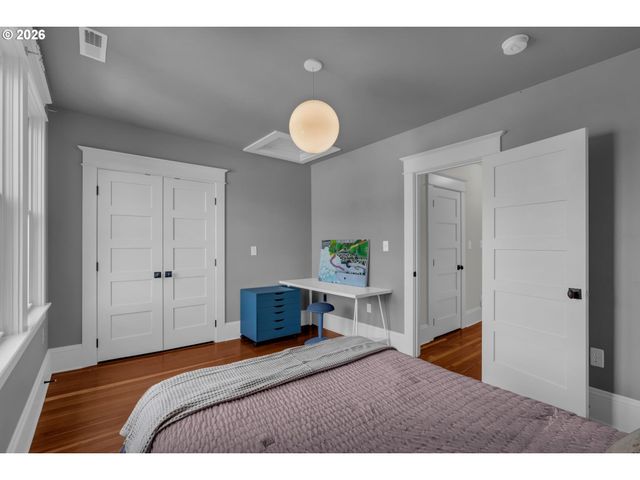 2237 Ne CLACKAMAS St, Portland, OR 97232