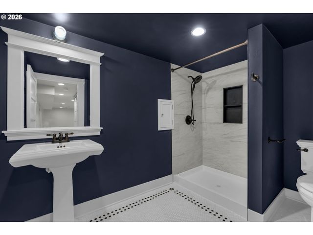 2237 Ne CLACKAMAS St, Portland, OR 97232