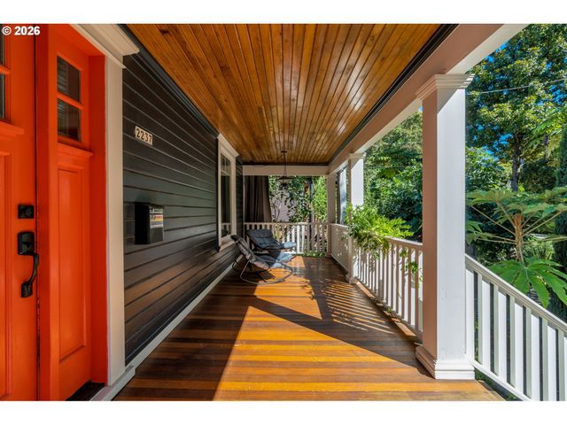 2237 Ne CLACKAMAS St, Portland, OR 97232