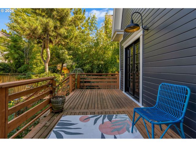2237 Ne CLACKAMAS St, Portland, OR 97232