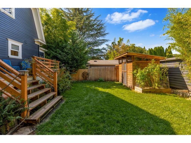 2237 Ne CLACKAMAS St, Portland, OR 97232