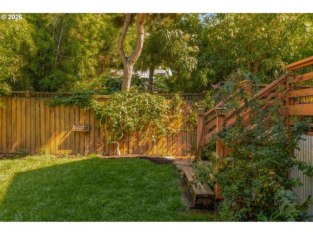 2237 Ne CLACKAMAS St, Portland, OR 97232