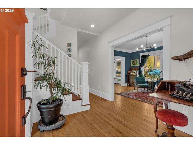 2237 Ne CLACKAMAS St, Portland, OR 97232