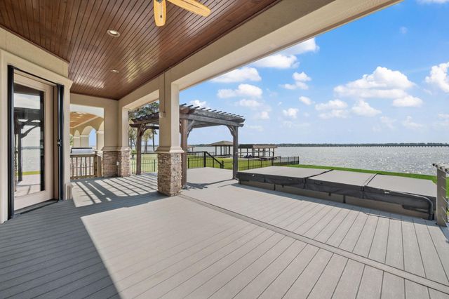 8830 Cross Country Drive, Houston, TX 77346