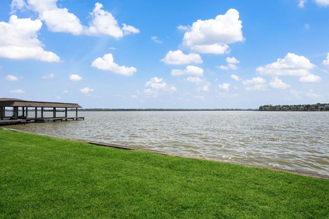 8830 Cross Country Drive, Houston, TX 77346