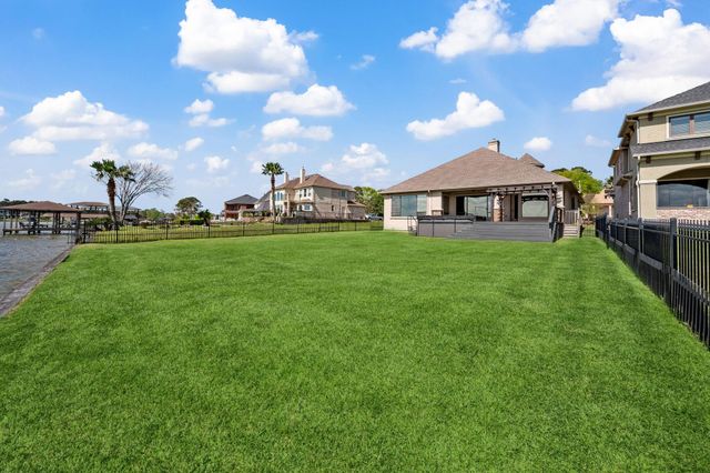 8830 Cross Country Drive, Houston, TX 77346