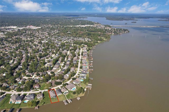 8830 Cross Country Drive, Houston, TX 77346