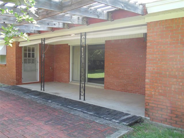 1206 Park Center Street, Benbrook, TX 76126