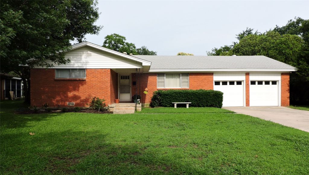 1206 Park Center Street, Benbrook, TX 76126