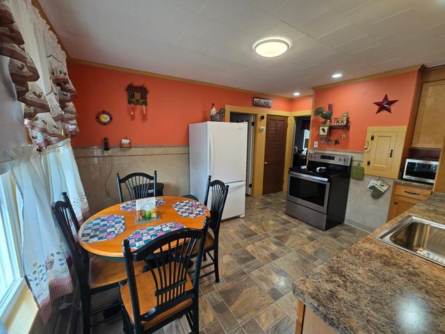 5 Hoffman St, Taunton, MA 02780