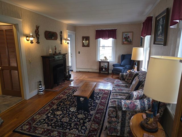 5 Hoffman St, Taunton, MA 02780