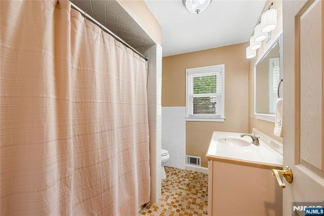 211 Park Avenue, Emerson, NJ 07630