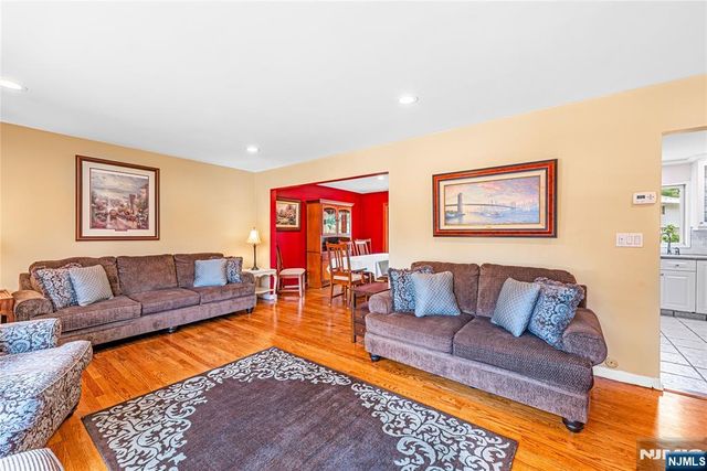 211 Park Avenue, Emerson, NJ 07630