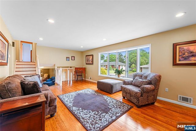 211 Park Avenue, Emerson, NJ 07630