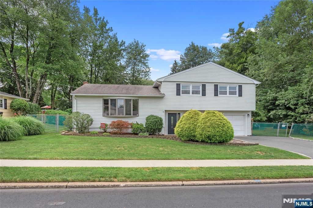 211 Park Avenue, Emerson, NJ 07630