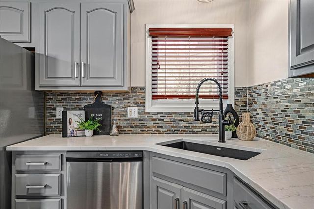 4420 GROVE Street, Shawnee, KS 66226