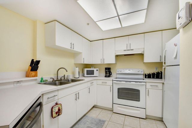 300 Crestwood Court N 307, Royal Palm Beach, FL 33411