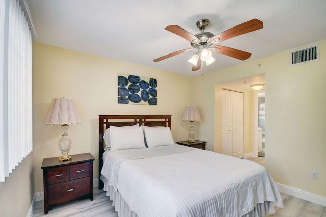 300 Crestwood Court N 307, Royal Palm Beach, FL 33411
