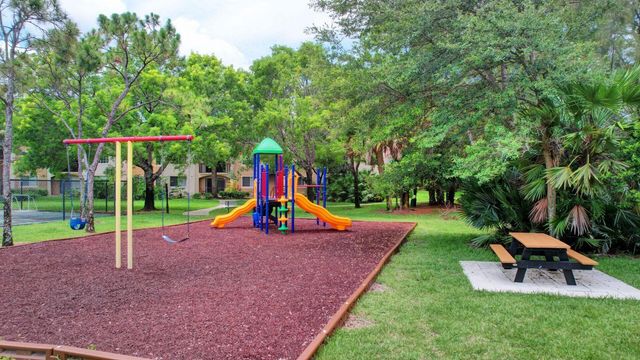 300 Crestwood Court N 307, Royal Palm Beach, FL 33411