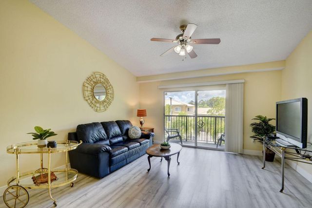 300 Crestwood Court N 307, Royal Palm Beach, FL 33411