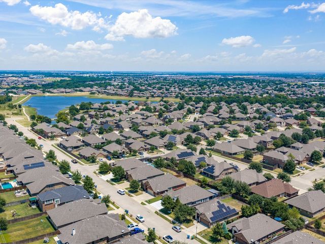 1101 Broken Wheel Trail, Aubrey, TX 76227