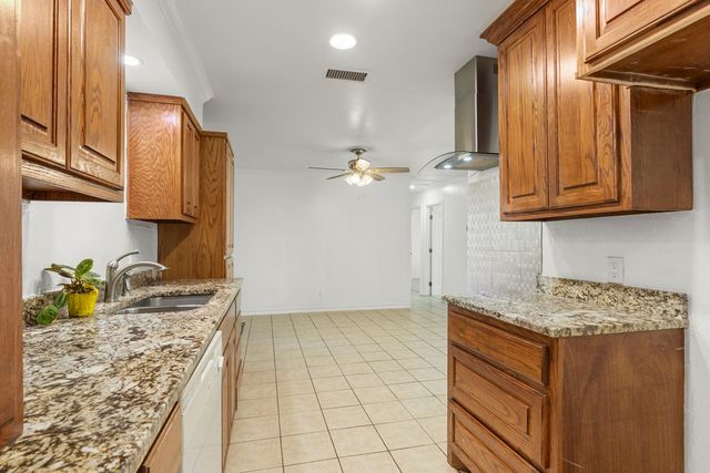 1905 E Pecan Ave, Midland, TX 79705