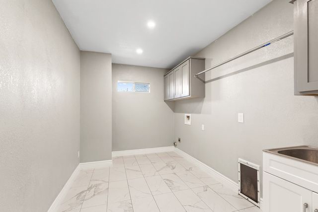 1905 E Pecan Ave, Midland, TX 79705