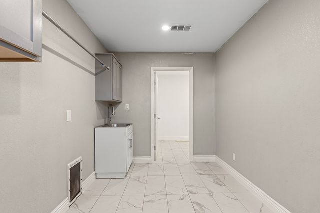 1905 E Pecan Ave, Midland, TX 79705