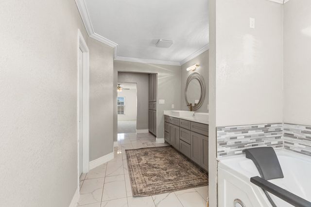 1905 E Pecan Ave, Midland, TX 79705