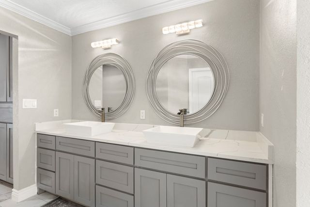 1905 E Pecan Ave, Midland, TX 79705