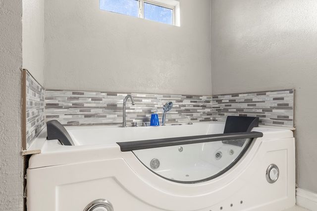 1905 E Pecan Ave, Midland, TX 79705